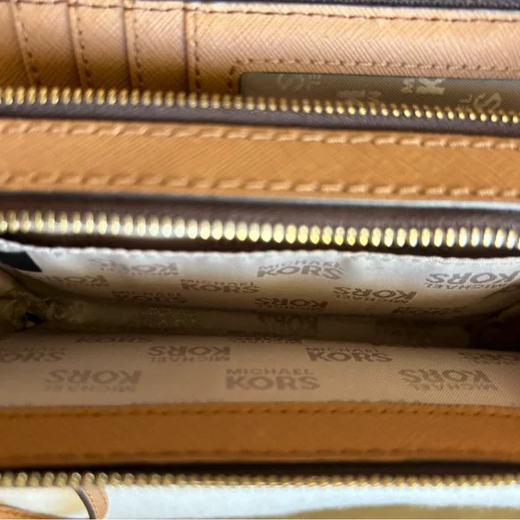 Side purse small but fits my iPhone 11 - Picture 4 of 5